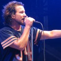 Eddie Vedder suggests Cutler-Rodgers trade at Pearl Jam concert